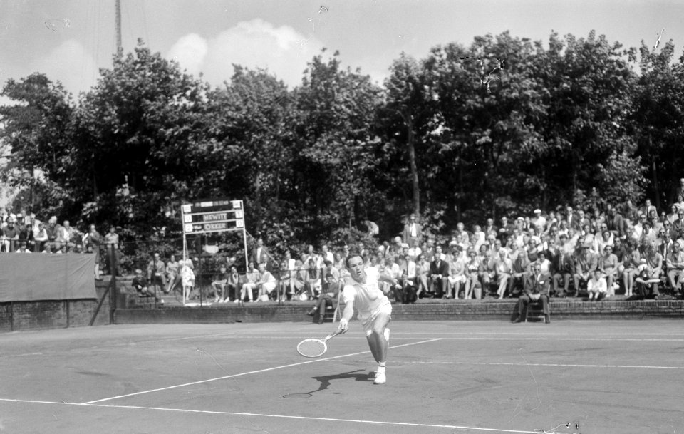 Internationale tenniskampioenschappen Hilversum, Tom Okker in aktie, Bestanddeelnr 919-3872