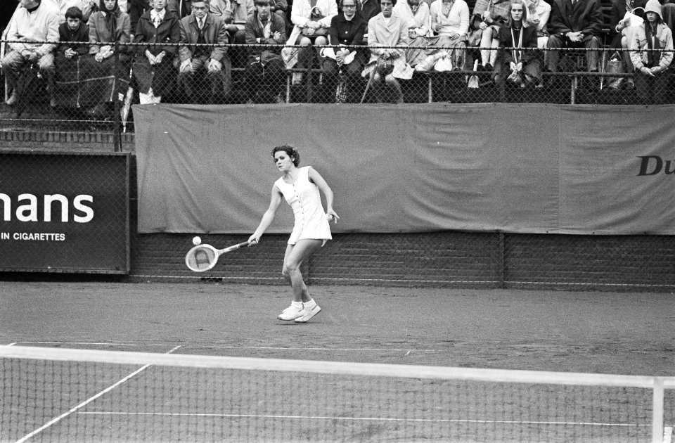 Internationale tenniskampioenschappen in Hilversum, Evonne Goolagong in actie, Bestanddeelnr 924-7745