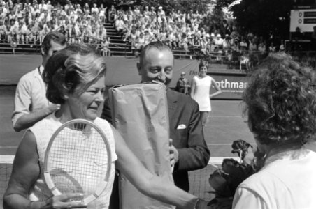 Internationale tenniskampioenschappen te Hilversum, nr 7, 8 vlnr directeur , Bestanddeelnr 924-7797