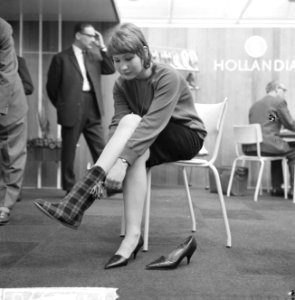 Internationale schoenenbeurs in Jaarbeurs te Utrecht, hog pantoffels gevoerd met, Bestanddeelnr 916-2976