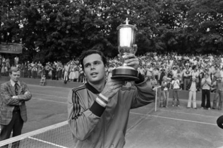 Internationale Tenniskampioenschap Melkhuisje (finale), Taroczy met de beker, Bestanddeelnr 928-6970