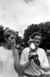 Internationale Tenniskampioenschappen, Melkhuisje, Betty Stove met de beker, Bestanddeelnr 926-5609