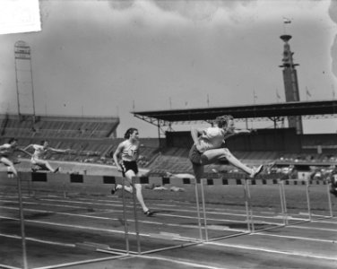 Internationale atletiekwedstrijd in Amsterdam. Hordenloop. Fanny Blankers-Koen, , Bestanddeelnr 904-5983