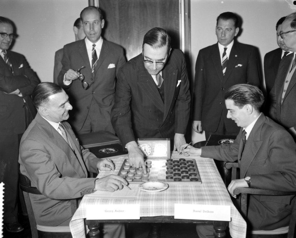 Internationaal damtoernooi te Amsterdam, burgemeester Van Hall doet de eerste ze, Bestanddeelnr 910-9001