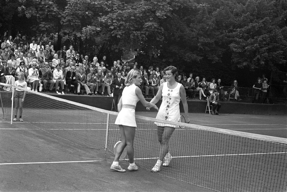 Internationale tenniskampioenschappen Melkhuisje te Hilversum Betty Stöve (rech, Bestanddeelnr 925-7749