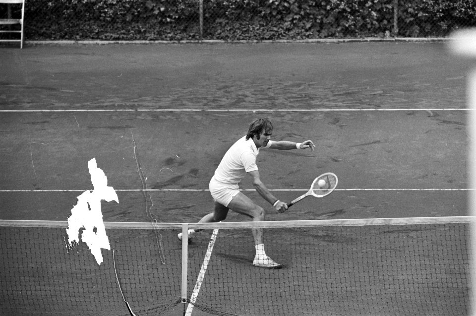 Internationale tenniskampioenschappen Melkhuisje Fred Hemmes in actie tegen Kor, Bestanddeelnr 927-3284