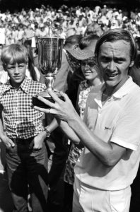 Internationale tenniskampioenschappen te Hilversum, G Battrick met beker, Bestanddeelnr 924-7801