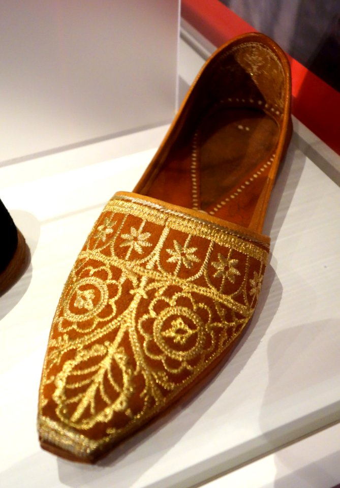 Indian jutti, 1940-1998 - Bata Shoe Museum - DSC00441