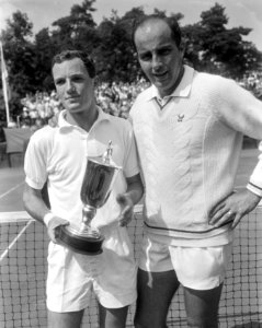 Internationale tenniskampioenschappen Hilversum, Tom Okker en Hewitt, Bestanddeelnr 919-3870