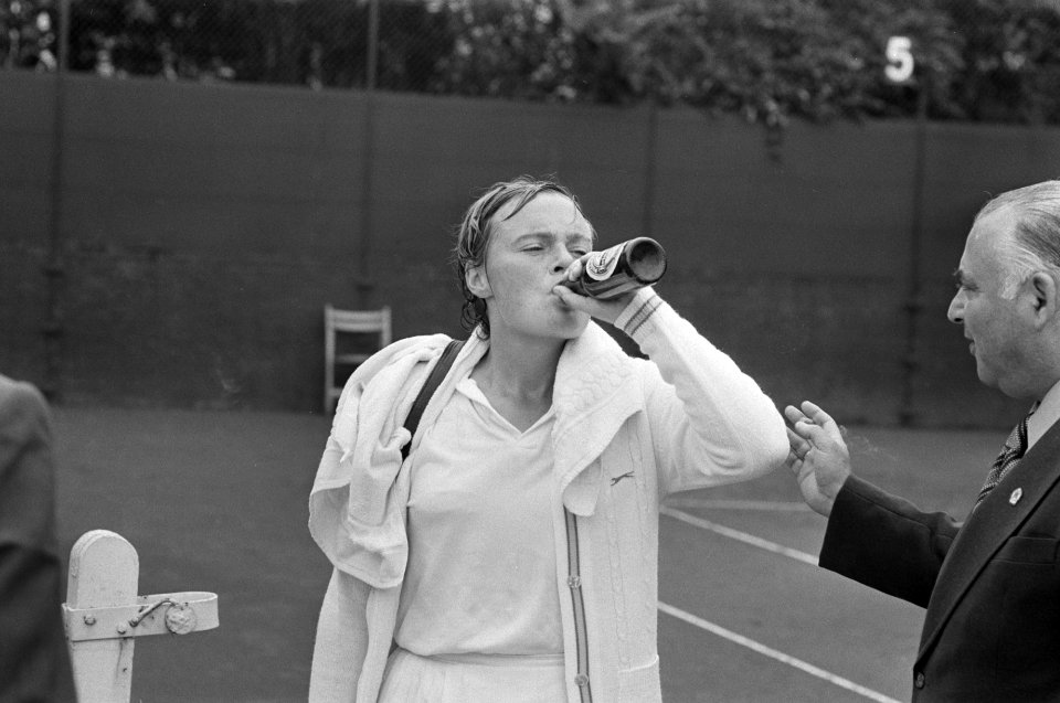 Internationale tenniskampioenschappen Melkhuisje Ada Bakker (28), kop, Bestanddeelnr 927-3331