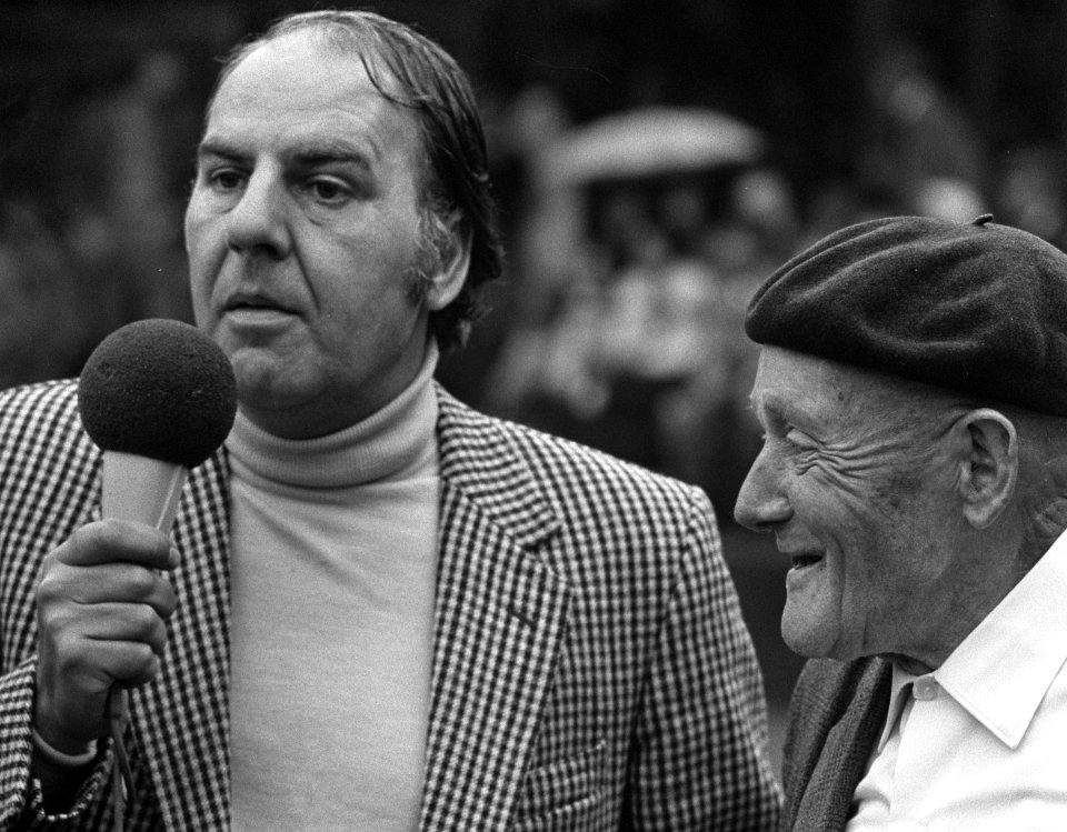 Internationale Tenniskampioenchappen, Melkhuisje, Willem Duys (links) interviewt, Bestanddeelnr 926-5626