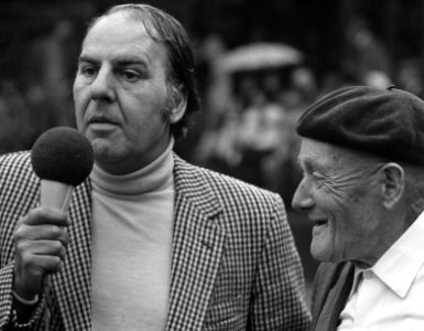 Internationale Tenniskampioenchappen, Melkhuisje, Willem Duys (links) interviewt, Bestanddeelnr 926-5626