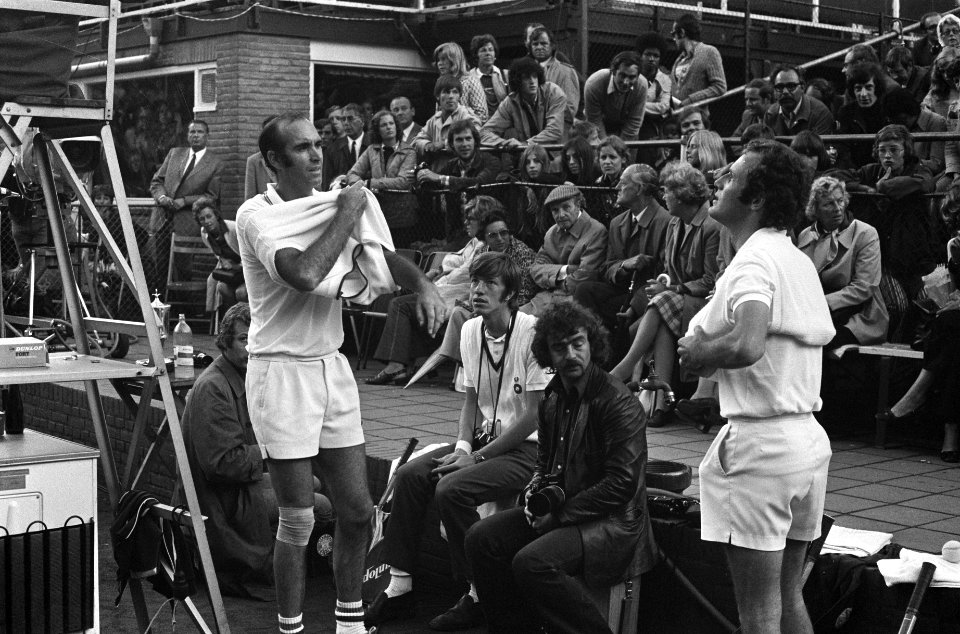 Internationale Tenniskampioenchappen, Melkhuisje, nummer en 20A Tom Okker (recht, Bestanddeelnr 926-5625