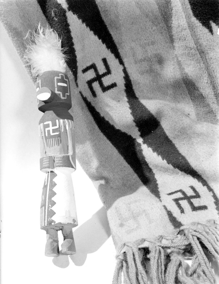 Indiaans poppetje met swastika's op deken met swastika's, Bestanddeelnr 190-0774