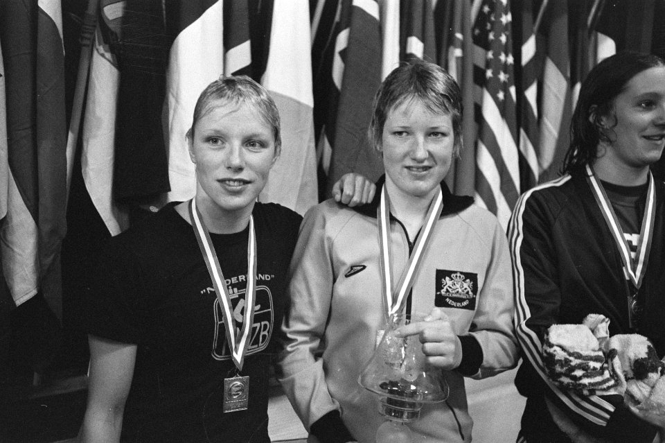 Internationale zwemwedstrijden in Amersfoort Yolanda Aggenback (links) met Anne, Bestanddeelnr 928-3946