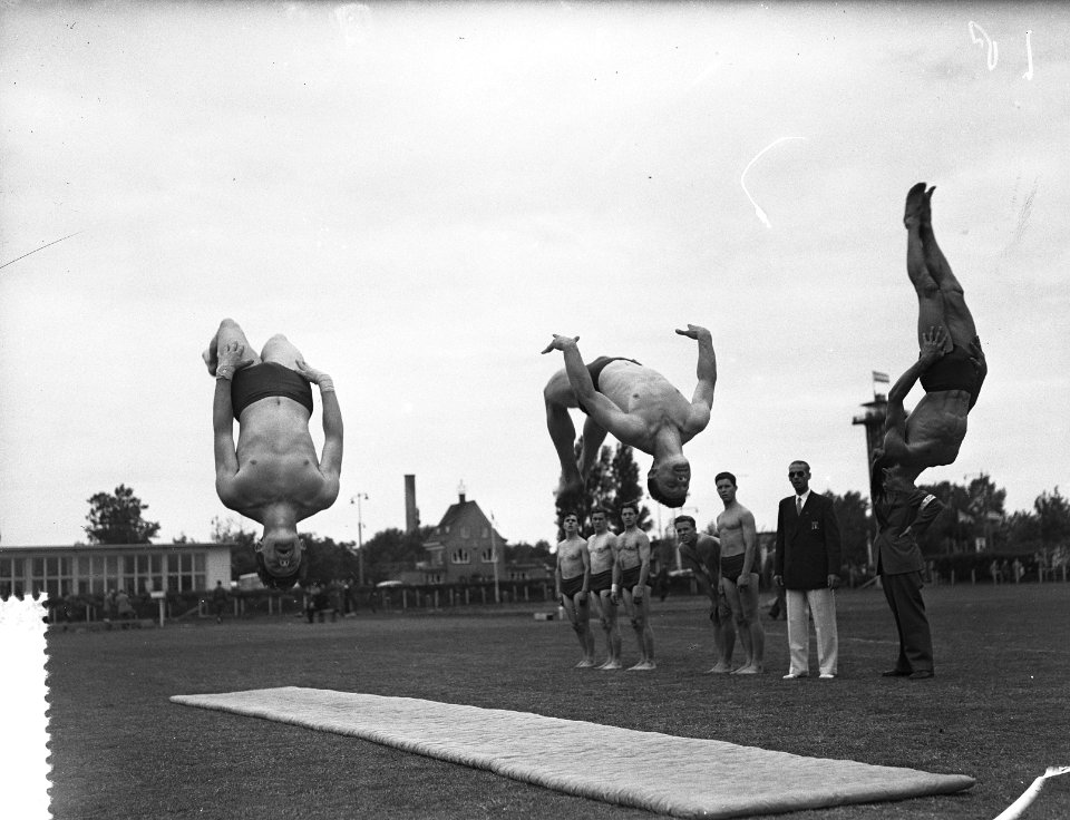 Internationaal Atletiekwedstrijd Pro Patria Rotterdam, demonstratie lange mat …, Bestanddeelnr 907-2162