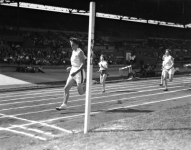 Internationaal atletiekwedstrijd in Olympisch Stadion. Foekje Dillema finish, Bestanddeelnr 903-5461