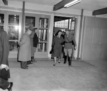 Internationaal concours hippique in de Ahoyhal te Rotterd koningin Juliana en Zi, Bestanddeelnr 909-9938