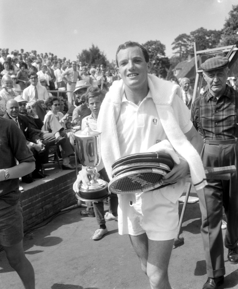 Internationale tenniskampioenschappen Hilversum, Tom Okker verlaat baan met beke, Bestanddeelnr 919-3869