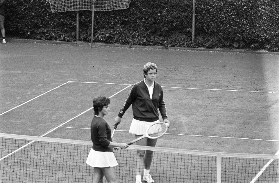 Internationale tenniskampioenschappen in Hilversum, nr 13 Betty Stove (links), Bestanddeelnr 924-7748