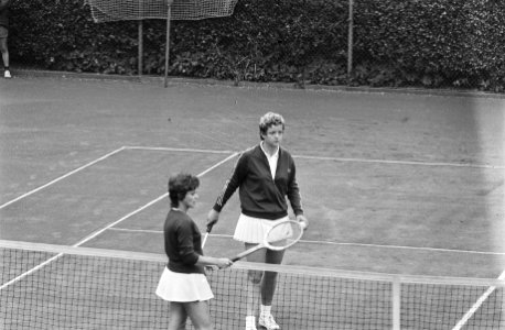 Internationale tenniskampioenschappen in Hilversum, nr 13 Betty Stove (links), Bestanddeelnr 924-7748