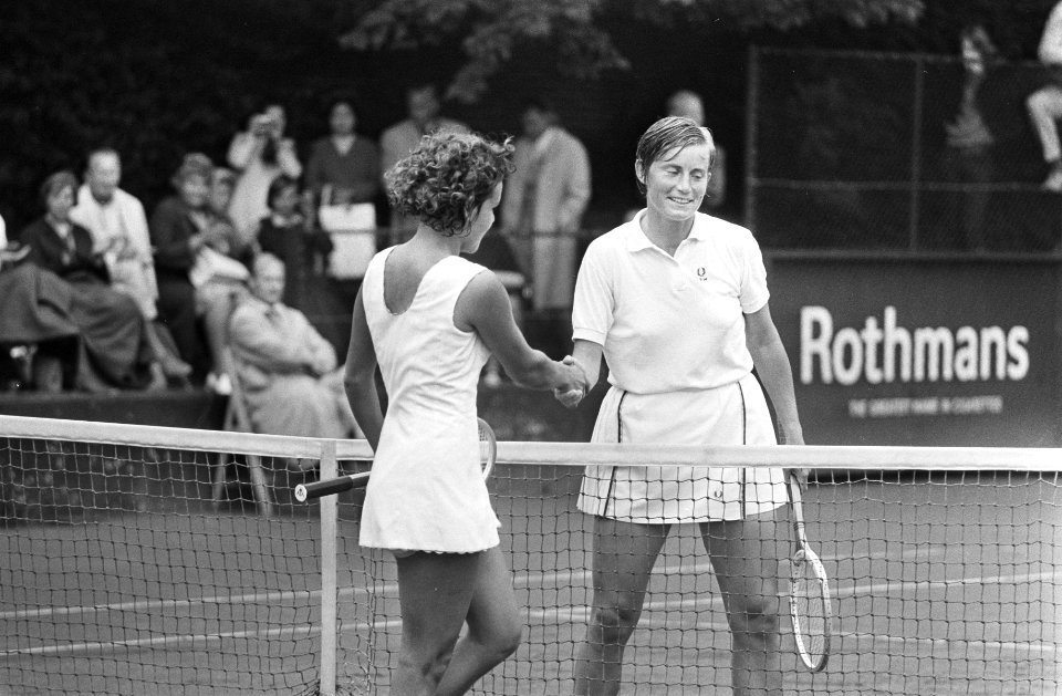 Internationale tenniskampioenschappen in Hilversum, Trudy Walhof (rechts) felici, Bestanddeelnr 924-7742