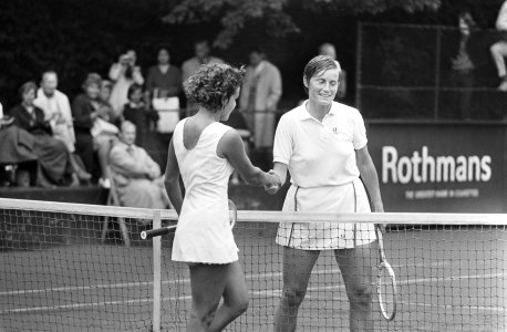 Internationale tenniskampioenschappen in Hilversum, Trudy Walhof (rechts) felici, Bestanddeelnr 924-7742