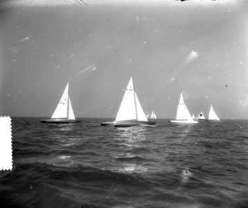 Internationaal Holland Zeilweek, drukte in de haven Muiden strijd Drakenklasse, Bestanddeelnr 907-2756