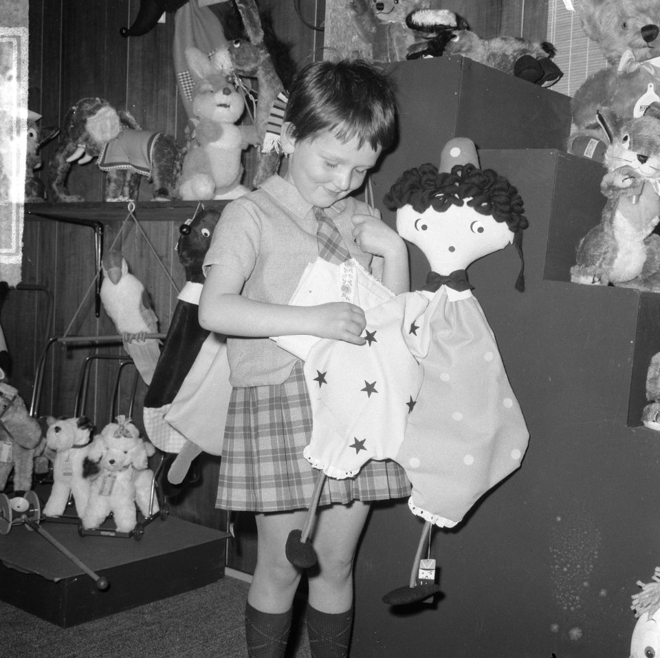 Internationale schoenenbeurs te Utrecht, baby-kleutervakbeurs, pyama-opbergpop, Bestanddeelnr 917-6140