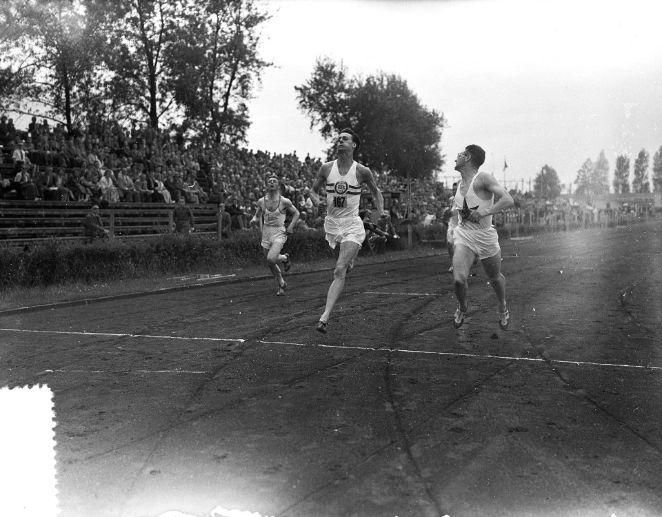 Internationaal Atletiekwedstrijd Pro Patria Rotterdam, finish 200 m heren, Bestanddeelnr 907-2156