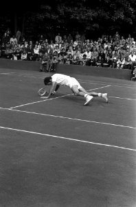 Internationale Tenniskampioenchappen, Melkhuisje, Tom Okker valt, Bestanddeelnr 926-5623