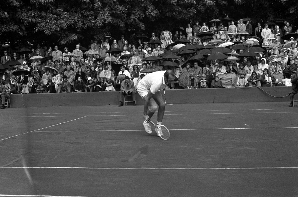 Internationale Tenniskampioenchappen, Melkhuisje, toeschouwers met paraplus, Bestanddeelnr 926-5628
