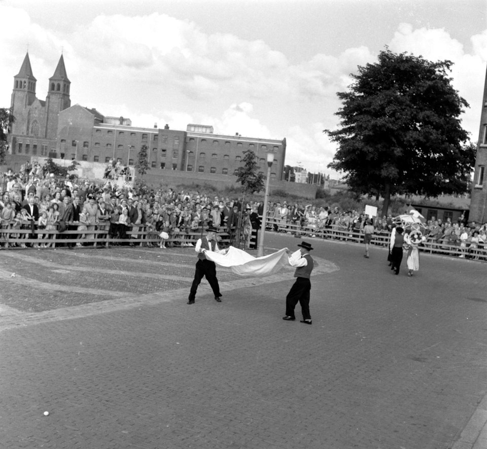 Internationaal folkloristische optocht Arnhem. La Fazandole uit Le Courtepin. , Bestanddeelnr 907-9245