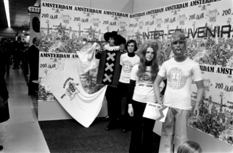 Internationale Souveniersbeurs in Jaarbeurs te Utrecht shirt met 700 jaar Amste, Bestanddeelnr 927-6768