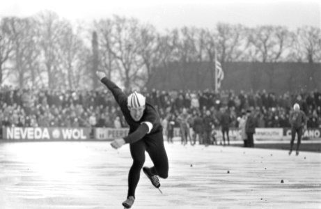 Internationale Schaatswedstrijden Heerenveen nr. 8 M. Hoekstra i.a., nr. 9 P, Bestanddeelnr 921-9823