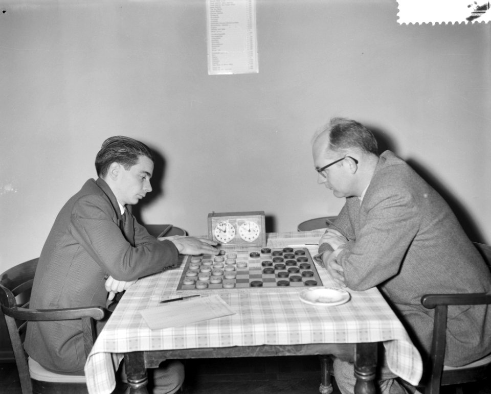 Internationaal damtoernooi te Amsterdam, links R Delhom en rechts P Bergsma, Bestanddeelnr 910-8998