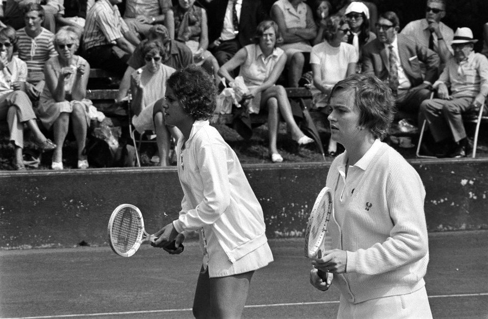 Internationale tenniskampioenschappen te Hilversum, E Goolagong (links) en A B, Bestanddeelnr 924-7757
