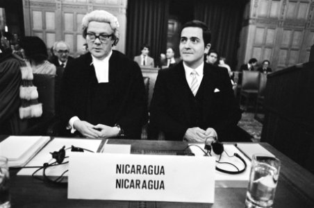 Internationaal Gerechtshof Nicaragua vs de VS ambassadeur Gomez (r) van Nicaragu, Bestanddeelnr 933-1618