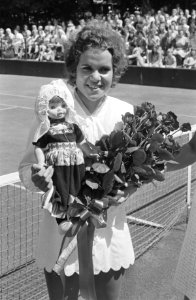 Internationale tenniskampioenschappen te Hilversum, Evonne Goolagong met Volenda, Bestanddeelnr 924-7795