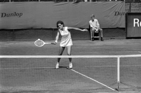 Internationale tenniskampioenschappen te Hilversum, Evonne Goolagong in actie, Bestanddeelnr 924-7761