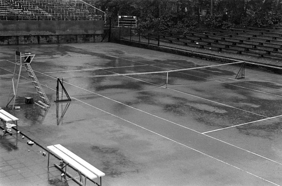 Internationale tenniskampioenschappen te Hilversum, de banen staan onder water, Bestanddeelnr 919-3750