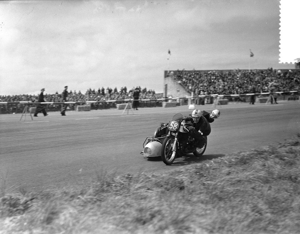 Internationaal motor- en zijspanraces Zandvoort, winnaar 350cc E. Honseley no. 4, Bestanddeelnr 907-1539