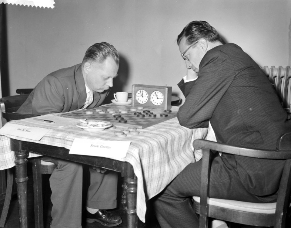 Internationaal damtoernooi in Krasnapolski, Jan M-Bom tegen Freek Gordijn (r), Bestanddeelnr 910-9129