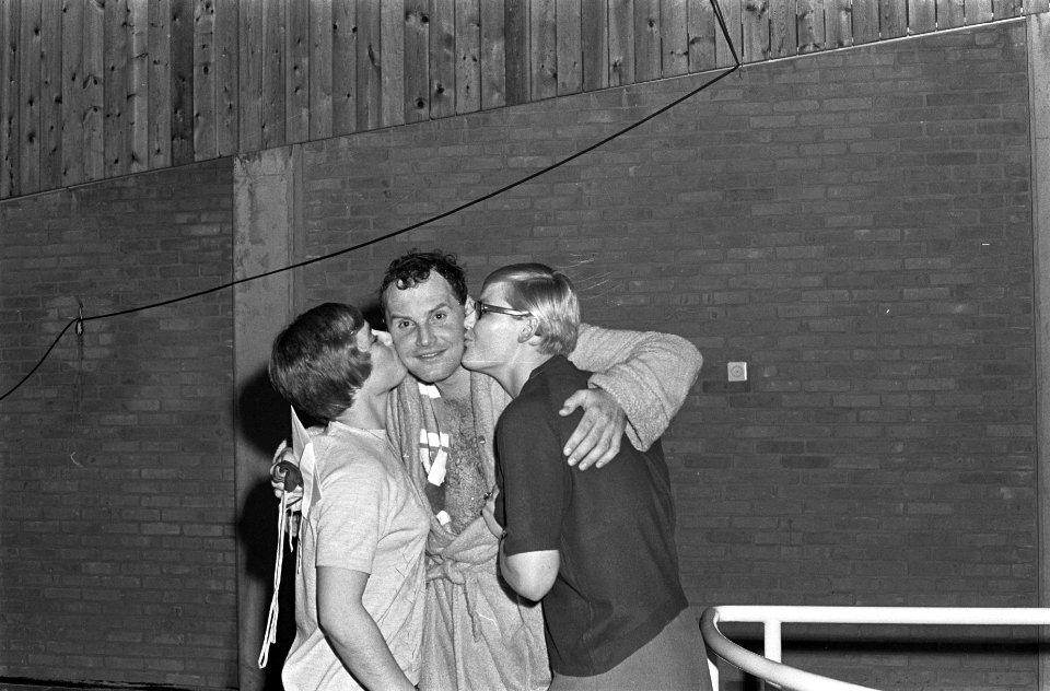 Interland waterpolo-toernooi, Emmer Fred van Dorp onderscheiden, v.l.n.r. Betty , Bestanddeelnr 919-0152