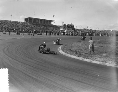 Internationaal motor- en zijspanraces Zandvoort, winnaar 350cc E. Honseley no. 4, Bestanddeelnr 907-1536