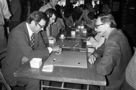 Internationaal Go-toernooi heer Lammers (l) en Go-voorzitter A Schilp (r) spel, Bestanddeelnr 927-1994