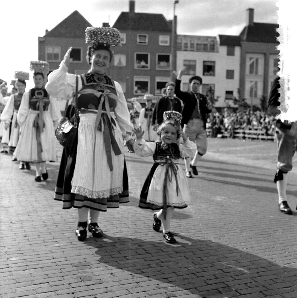 Internationaal folkloristische optocht Arnhem. Trachten-Verein Dusslingen, Duits, Bestanddeelnr 907-9241