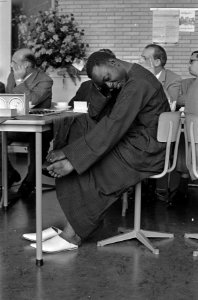 Internationaal damtoernooi te Hoogezand-Sappemeer, Baba Sy (Senegal) masseert vo, Bestanddeelnr 920-3130