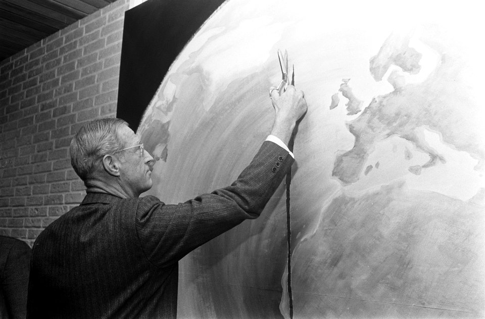 Internationaal Modecentrum in Amsterdam geopend dr. J. J. Van Soest , dir. Gem., Bestanddeelnr 922-7391
