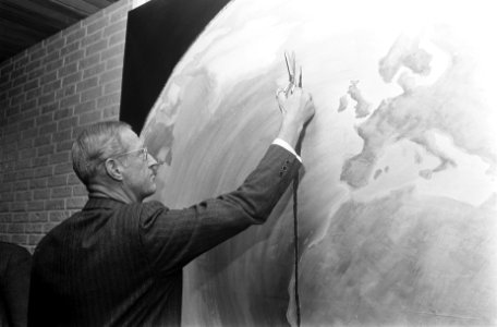 Internationaal Modecentrum in Amsterdam geopend dr. J. J. Van Soest , dir. Gem., Bestanddeelnr 922-7391